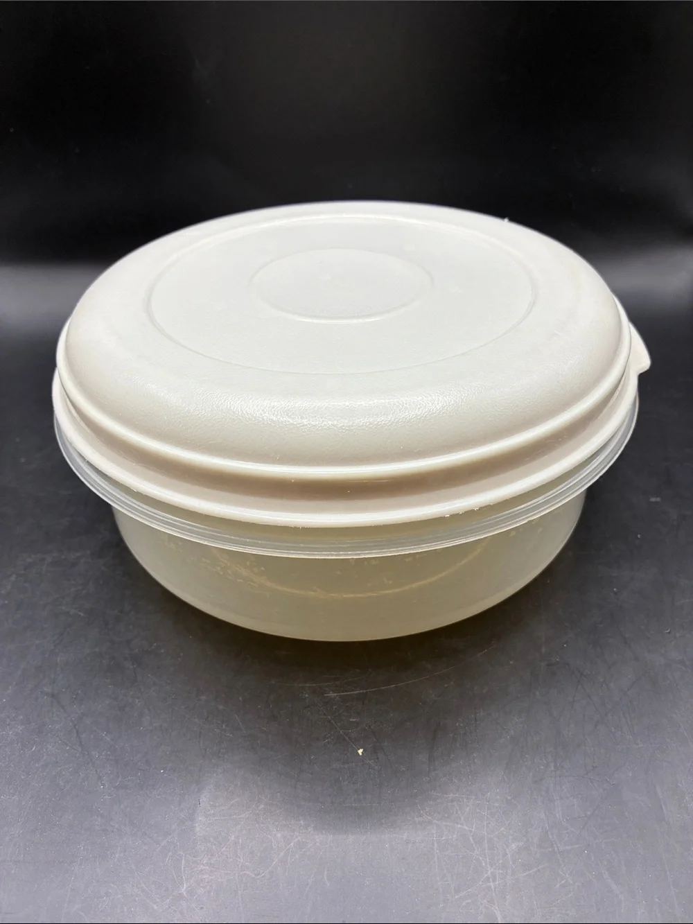 Rubbermaid Round #3 with Almond Lid 1.4 Qt
